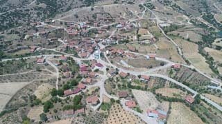 “Projelerimiz ile hemşerilerimizin yüzünü güldürmeye devam edeceğiz”
Manisa’nın geleceğe daha sağlıklı bir şekilde taşınması hedefiyle yeraltı ve yerüstü yatırımlarını tüm hızıyla sürdürdüklerini belirten Manisa Büyükşehir Belediye Başkanı Cengiz Ergün, “Gelecek nesillerimize, çocuklarımıza altyapıları tamamlanmış, daha yaşanabilir yerleşim yerleri bırakmak önceliklerimiz arasında. Bunun için projelerimizi hazırlıyor ve uyguluyoruz. Uzak yakın demeden Manisa’yı daha modern bir şehir haline getirmek için büyük bir özveri ile çalışmaya devam ediyoruz. Projelerimiz ile insanlarımızın daha gelişmiş bir şehirde yaşamasını istiyoruz” dedi.