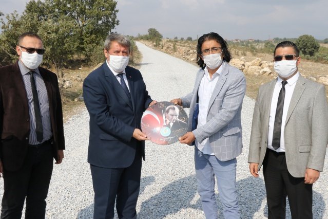 Borlu Mahalle Muhtarı Yunus Gökdemir: Yolumuz daha önce stabilize yoldu. Şu anda 1 kilometre civarı asfalt atıldı. Bu konuda Cengiz Başkanıma ve bu işleri yürüten arkadaşlara teşekkür ediyorum. Burası Gazi okuluna giden servis yolu. Devamında da eski borlu bağlantısı olarak biliniyor.