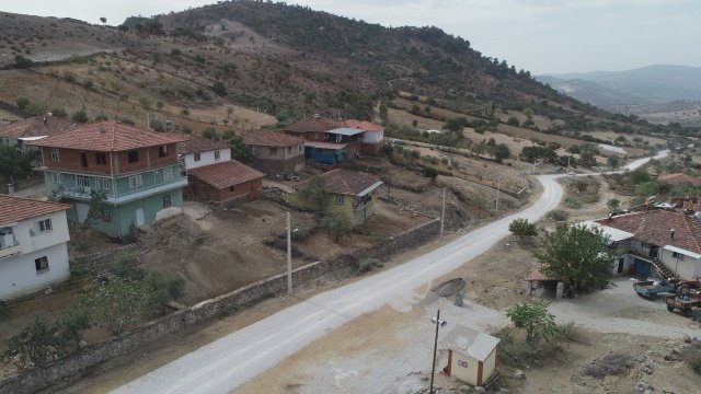 Bu yol bu yıl hizmet sevdalısı başkanımız ve ekibi sayesinde özverili bir çalışmayla asfalt yüzü gördü. Bu çalışmadan dolayı çok memnunuz, gururluyuz. Bu hizmetler büyük hizmetler. 30 yıl önce 50 yıl önce açılmış ve asfalt yüzü görmemiş yollarımız bu yıl asfalt yüzü gördü. Çamurdan kurtulduk. Ayrıca daha önceki çalışmalarla ölüm virajı diye adlandırdığımız virajlar da kalktı. Asfalt öncesinde bu çalışmalar da güzel oldu. Köyümüz memnun. Allah devletimize milletimize zeval vermesin" ifadelerini kullandı.