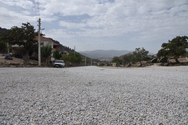 Çalışmalardan duyduğu memnuniyeti dile getiren Sayık Mahalle Muhtarı Fazlı Gökgöz, "30 yıl önce 50 yıl önce açılmış ve asfalt yüzü görmemiş yollarımız bu yıl asfalt yüzü gördü. Çamurdan kurtulduk" ifadelerini kullandı.