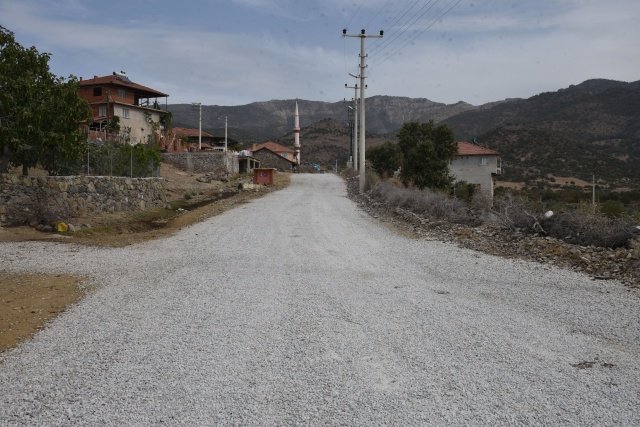 Bakımsız ve kötü görünümde olan yolları yenileyerek vatandaşları konforlu ve güvenli bir ulaşımla buluşturan Manisa Büyükşehir Belediyesi, çalışmalarına aralıksız devam ediyor. Bu kapsamda Demirci'de de son 2 yılda 200 kilometre sathi kaplama çalışması gerçekleştiren Manisa Büyükşehir Belediyesi, Köylüce, Terziler, Sayık mahalleleri arasında kalan yolda ve bu mahalleleri Köprübaşı Demirci yoluna bağlayan yolda 14 kilometrelik sathi kaplama uygulaması yaptı.