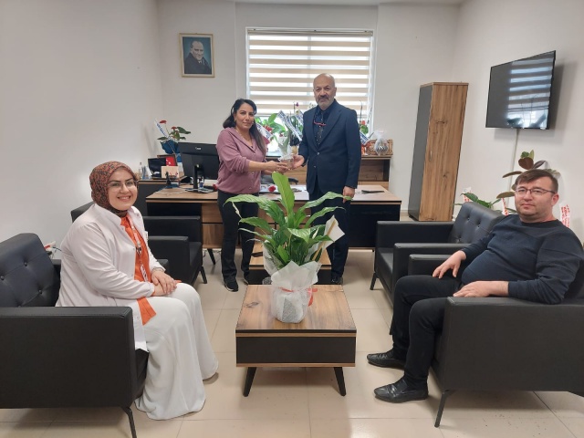 Kula Belediye Başkanı Hikmet Dönmez’in eşi, aynı zamanda sağlık çalışanı olan Pınar Dönmez, Kültür ve Sosyal İşler Müdürü Yeliz Ay Hırka ve personelleriyle birlikte 14 Mart Tıp Bayramı dolayısıyla Kula Devlet Hastanesi, Aile Sağlığı Merkezleri ve sağlık hizmeti veren özel diş kliniklerinde görev yapan hekim ve sağlık çalışanlarını ziyaret ederek, günlerini kutladılar. Pınar Dönmez, Kültür Sosyal İşler Müdürlüğü personelleri sağlık sektöründe özveriyle çalışan tüm sağlık çalışanlarına teşekkürlerini iletmek için ziyaretler gerçekleştirdiler. Ziyaretlerde sağlık çalışanlarına çiçek takdim edilerek, onların Tıp Bayramı kutlandı.