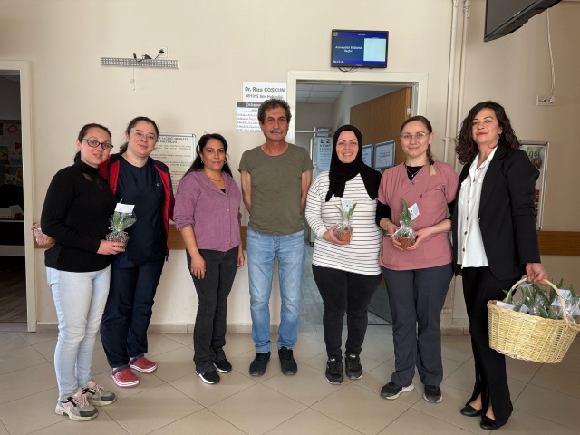 Kula Belediye Başkanı Hikmet Dönmez ise 14 Mart Tıp Bayramı nedeniyle yayınladığı mesajında, “Sağlık çalışanlarımız, hayatımızın her anında bizim için büyük bir öneme sahip. Onların emekleri ve fedakarlıkları her zaman takdir edilmelidir. 14 Mart Tıp Bayramı vesilesiyle, ilçemizdeki tüm sağlık çalışanlarının bu özel gününü kutluyor, sağlıklı ve başarılı bir yıl dilerim” dedi.