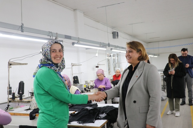 Kula Belediye Başkan Vekili Gündüz, ilçede kadın istihdamının ağırlıklı olduğu tekstil atölyelerini ziyaret etmeye devam ediyor. Bu kapsamda Ayışığı Tekstil atölyesini ziyaret eden Başkan Vekili Gündüz, İşletme Müdürü Nazım Çungur ile birlikte emekçi kadınlarla bir araya geldi.