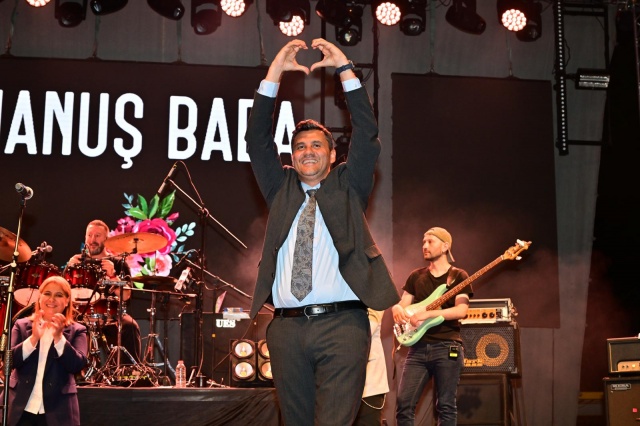 Manisa Büyükşehir Belediyesi tarafından düzenlenen kurtuluş konserleri kapsamında Manuş Baba, Kula ilçesinde sahne aldı. Kula’nın 102’inci kurtuluş yıl dönümü etkinlikleri kapsamında düzenlenen konsere Manisa Büyükşehir Belediye Başkanı Ferdi Zeyrek başta olmak üzere Kaymakam Ömer Ahmet Özdemir, Uşak Belediye Başkanı Özkan Yalım, Kula Belediye Başkanvekili Semra Gündüz, Alaşehir Belediye Başkanı Ahmet Öküzcüoğlu, Turgutlu Belediye Başkanı Çetin Akın, Soma Belediye Başkanı Sercan Okur, Kırkağaç Belediye Başkanı Üstün Dönmez, Gölmarmara Belediye Başkanı Cem Aykan, Manisa Büyükşehir ve Kula Belediyesi meclis üyeleri ile protokol üyeleri katıldı.