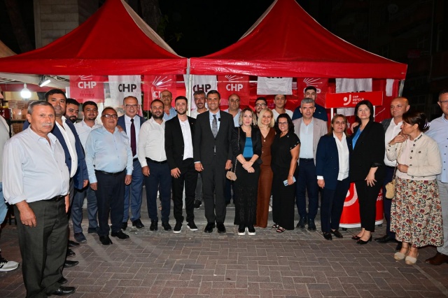 Başkan Zeyrek, esnafları selamladı
Manisa Büyükşehir Belediye Başkanı Ferdi Zeyrek, Manuş Baba konseri öncesinde ilçe merkezinde kurulan panayır alanını ziyaret etti. Vatandaşları ve esnafları selamlayan Başkan Zeyrek, hayırlı işler temennisinde bulundu. CHP ilçe örgütü tarafından açılan stantta da hatıra fotoğrafı çektiren Başkan Zeyrek daha sonra konser alanına geçti.