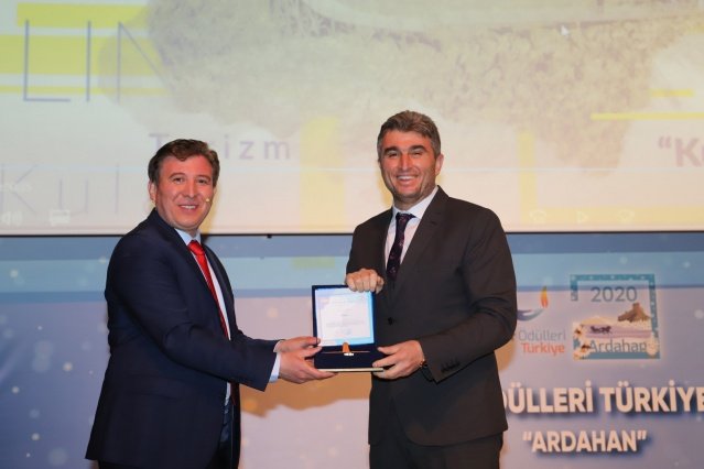 Şehir Ödülleri Türkiye 2020 organizasyonunda Kula Belediyesi,  "Kula Jeoparkı'nı Keşfet Projesiyle “Yılın Turizm Projesi” ödülüne layık görüldü. Ödül, Ardahan’da gerçekleştirilen organizasyonda Kula Belediye Başkanı Hüseyin Tosun’a takdim edildi.