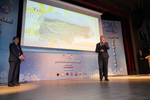 Kültür ve Turizm Bakanlığı ile Bilim ve Teknoloji Bakanlığı destekleriyle Yaşayan Şehirler Platformu tarafından 2017 yılından bu yana düzenlenen ve Şehir Ödülleri Türkiye organizasyonu bu yıl Ardahan’ın Kurtuluşunun 100. Yılı nedeniyle Ardahan İli’nde düzenlendi. Ardahan Valiliği ve Ardahan Ticaret ve Sanayi Odası koordinatörlüğü, Çıldır Kaymakamlığı, Çıldır Belediyesi, Serhat Kalkınma Ajansı ve Yaşayan Şehirler Platformu iş birliğinde düzenlenen, Türkiye'nin en prestijli şehir ödülleri arasında gösterilen organizasyonda 3 ana tema, 27 kategoride belediye, üniversite, kalkınma ajansları, oda ve borsaların katılımıyla 500’ün üzerinde proje değerlendirildi. 109 projenin yarıştığı Yılın Turizm Projesi kategorisinde ise “Kula Jeoparkını Keşfet Projesi” birinciliğe layık görüldü.  

Kula Belediyesi’ne layık görülen Yılın Turizm Projesi Ödülü, Kula Belediye Başkanı Hüseyin Tosun’a takdim edildi.