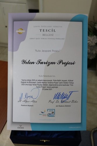 Başkan Tosun, “Kula, Jeoturizm Açısından Eşsiz Bir Hazine”

Ödül töreninde açıklamada bulunan Kula Belediye Başkanı Hüseyin Tosun, “Şehir Ödülleri Türkiye 2020 organizasyonunda yapılan değerlendirmeler sonucunda, jüri üyelerinin takdiri ile Kula Belediyemiz,  2015 yılında başlattığımız Kula Jeoparkını Keşfet projesi ile  “Yılın Turizm Projesi” ödülüne layık görüldü.  Dünyamızın ve ülkemizin son derece olumsuz etkilendiği içerisinde bulunduğumuz salgın süreci her alanda olduğu gibi turizmde de hızlı bir değişim yaşanması gerektiğini bizlere gösterdi. Kula Belediyesi olarak turizmin çeşitlendirilmesine yönelik ülkemiz için yeni bir kavram olan jeoturizm alanında bir altyapı oluşturma gayreti içerisindeyiz. Kula ve bölgesi, tarihi evleri, peri bacaları, ülkemizin en genç volkanları gibi yüzlerce jeositi içinde barındıran eşsiz bir jeoturizm hazinesidir. 2015 yılında başlattığımız “Kula Jeoparkını Keşfet Projesi” ile ilçemize gelen yerli ve yabancı turist sayısı 5 yılda 10 kat arttı. Yine Zafer Kalkınma Ajansı desteğiyle Manisa Büyükşehir Belediyemiz, Kula Belediyemiz ve Salihli Belediyemizin oluşturduğu Jeopark Belediyeler Birliği’nin ortaklığında yeni bir projemiz olan “Jeoark Ziyaretçi Merkezi” ile ilçemizin turizm ivmesini daha da yukarılara taşımayı hedefliyoruz. Ben bu vesileyle bize bu ödüle layık gören Şehir Ödülleri Türkiye Organizasyonu üyelerine, değerli jüriye, projemizin iştirakçisi olan kurum ve kuruluşların temsilcilerine ayrıca projenin hazırlanmasında emeği olan çalışma arkadaşlarıma teşekkür ediyorum.”