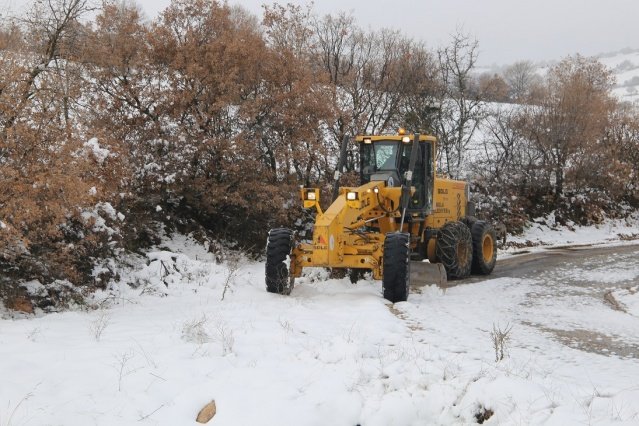 Kula Belediyesi Fen İşleri Müdürlüğü'ne bağlı ekipler,  Kula İlçesinin yüksek kesimlerinde etkisini gösteren kar yağışında yolların kapanmaması için hafta sonu yoğun bir çalışma yaptı.