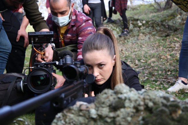 Kula, Film Yapımcılarının Gözde Mekanı Oldu

Tarihi evleri, peribacaları ve sönmüş volkanlarıyla ünlü olan Manisa’nın turizm ilçesi Kula, yapımcıların gözde plato ve set mekânı olmaya devam ediyor. Bugüne kadar çok sayıda dönem filminin çekildiği Kula’da şimdi de “Anka” filminin çekimlerine başlandı.