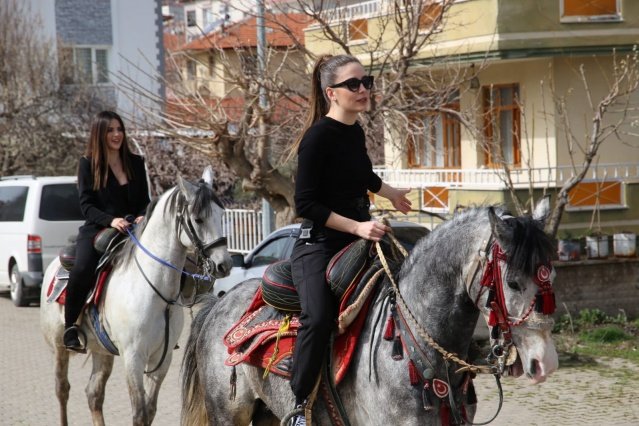 Sınır ötesi operasyonların soğuk dramının içinde sımsıcak bir kardeşlik hikayesini  konu alan filmin kadrosunda, Wilma Elles, Selahattin Taşdöğen, Levent Sülün, Selin Sezgin, Özcan Varaylı, Esin Benim, Murat Ünaloğlu, Cihad Kıtır ve Onur Yenidünya bulunuyor. Senaryosunu Murat Ünaloğlu'nun yazdığı filmin müziklerini Türkay Nişancı yaparken, yönetmen koltuğunda Üçüncü Dünya ve Perihan filmlerinin yönetmeni Metin Kuru oturuyor.