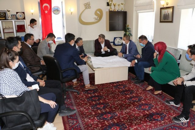 Yatırımlarda hız kesilmedi
MASKİ Genel Müdürü Burak Aslay, “Gerek Kula ilçe merkezinde gerekse de kırsal mahallelerde önemli yatırımlara hayat verdik. İl genelinde olduğu gibi Kula’da da yatırımlarımızda hız kesmiyoruz. Bu kapsamda planlamasını yaptığımız altyapı ve içme suyu temini noktasındaki çalışmalarımızla ilgili Kula Belediye Başkanımız Hüseyin Tosun’u ziyaret ettik, istişarelerde bulunduk. Büyükşehir Belediye Başkanımız Sayın Cengiz Ergün’ün liderliğinde hemşerilerimize en iyi şekilde hizmet verme adına çalışmaya devam edeceğiz. Destek ve işbirliği noktasında özverili çalışmalarından dolayı Kula Belediye Başkanımız Hüseyin Tosun’a teşekkür ediyoruz” dedi.
