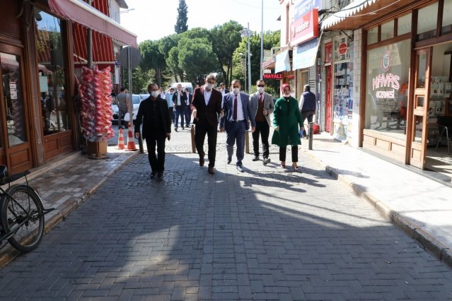 Başkan Tosun, “Yapılan hizmetler Kula’yı yaşanılabilir bir kent yaptı”
Kula Belediye Başkanı Hüseyin Tosun’da MASKİ Genel Müdürü Burak Aslay ve beraberindeki heyete ziyaretten duyduğu memnuniyeti belirterek çalışmalarında başarılar diledi. Başkan Tosun, “MASKİ Genel Müdürlüğü bünyesinde ilçemize birçok yatırım kazandırıldı. Her anlamda Kula mahalleleri hizmeti gördü. Çok daha güzel hizmetleri göreceğimize inancım sonsuzdur” dedi.