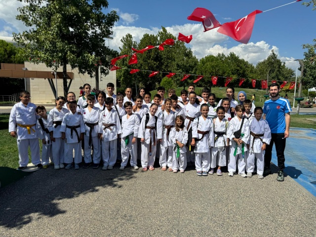 Etkinlikler kapsamında kurulan şişme oyun gruplarında çocuklar doyasıya eğlendi. Manisa Büyükşehir Belediyespor Badminton, Tenis, Basketbol, Voleybol, Karate, Jimnastik ve Judo branşlarında yarışmalar ve gösteriler düzenleyerek çocuklara unutamayacakları bir gün yaşattı.