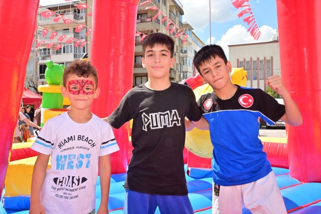 Manisa’nın düşman işgalinden kurtuluşunun 102’nci yıl dönümü nedeniyle Manisa Büyükşehir Belediyesi tarafından Cumhuriyet Meydanı ve Atatürk Kent Parkı’nda Çocuk Şenliği düzenlendi. Çocuklar kendileri için kurulan oyun alanlarında oyun oynadı, çeşitli aktivitelere katıldı.
