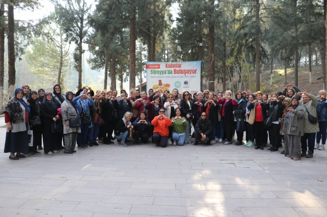 Kafileye Sultan Camii’nin ve Tıp Tarihi Müzesi’nin tarihteki yerine ilişkin bilgi verildi. Daha sonra Mimar Sinan’ın Ege Bölgesi’ndeki tek eseri olma özelliğini taşıyan Muradiye Camii ziyaret edildi. Kırkağaçlı kadınlar, Manisa manzarasını izleme imkânı sunan Mevlevihane ve Manisa’da bulunan çeşitli eserlerin maketlerinin yer aldığı Şehzadeler Park’ı da gezdi. Öğle yemeğinin ardından Süreyya Tabiat Parkı’nda kadınlara limonata ikram edildi. Kafile hem sonbaharın tadını çıkarırken hem de müzik eşliğinde dans ederek keyifli zaman geçirdi. Daha sonra Osmanlı Müzesi ziyaret edildi. Manisa Büyükşehir Belediyesi bünyesinde halka hizmet veren Çanakkale Şehitleri Anıtı ve Atatürk Sergi Salonu’nun ziyaret edilmesinin ardından gezi programı sona erdi.