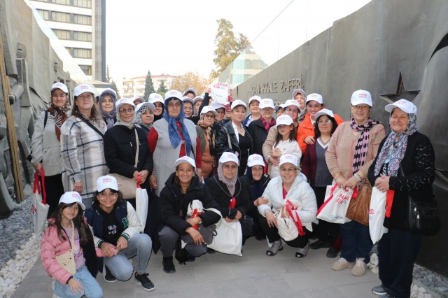 Manisa Büyükşehir Belediyesi’nin merkeze uzak ilçelerde yaşayan kadınların şehrin tarihini daha yakından tanımalarını sağlamak ve kadınların sosyal hayata katılımını arttırmak için hayata geçirdiği ‘Adım Adım Manisa’ projesi hız kesmeden devam ediyor. Bu kapsamda 90 kişilik kadın kafilesi, kent merkezinde ağırlandı. Kırkağaç ilçesinden gelen kafileyi, Büyükşehir görevlileri ‘Hanımlar Aile Çay Bahçesi’nde’ karşıladı. Kahvaltı ikramının ardından Tıp Tarihi Müzesi’ne ve Uluslararası Mesir Macunu Festivali’ne ev sahipliği yapan Hafsa Sultan Camii’ne gidildi.