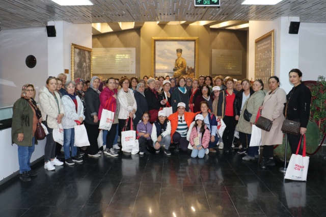 Sosyal Belediyeciliği Damarlarıma Kadar Hissettim
Kırkağaç’ın Bakır Mahallesi’nden geziye katılan Nuray Artış, “sosyal belediyeciliği damarlarıma kadar hissettim, 10’dan fazla ülke gezdim ama kendi memleketimi bu kadar detaylı gezmemiştim. Bugün aslında Manisalı olmak ne demek, Manisa’da neler ön planda, yerinde deneyimleyerek öğrendim Ferdi Zeyrek’e teşekkür ediyorum” dedi.