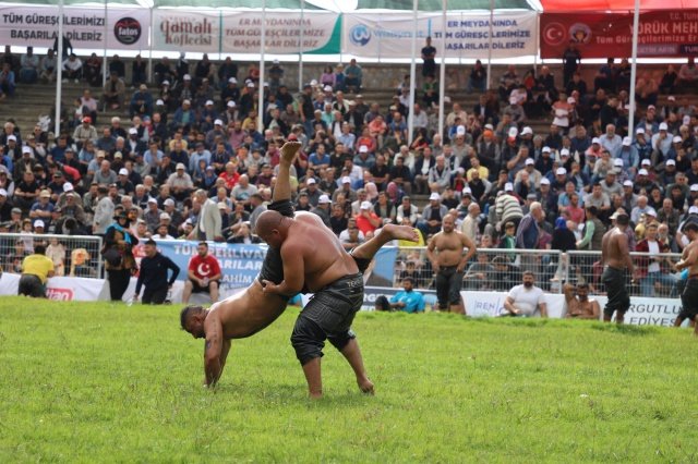 Turgutlu'nun evladı Yörük Mehmet Yağlı Güreşleri'nin başpehlivanı oldu
Kırkpınar havasının doyasıya yaşandığı Turgutlu Belediyesi Yörük Mehmet Yağlı Güreşleri'nin başpehlivanlık müsabakalarının finali Turgutlulu başpehlivan Menderes Saltık ile Serhat Gökmen arasında yaşandı. Turgutlu'nun evladı Menderes Saltık, mücadeleyi kazanarak Turgutlu Belediyesi Yörük Mehmet Yağlı Güreşleri'nin şampiyonu oldu.