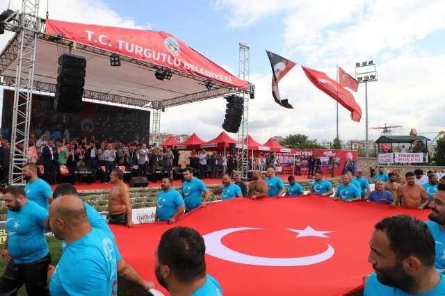 "Turgutlu'muzda ikinci Kırkpınar’ı yaşattık"
Yörük Mehmet Yağlı Güreşleri'nin şanına yakışır bir şekilde yapıldığını ifade eden Turgutlu Belediye Başkanı Çetin Akın, "Turgutlu'muzda ikinci Kırkpınar'ı yaşatacağımızın sözünü yerine getirmiş olmanın mutluluğunu yaşıyoruz. Turgutlu Belediyesi Yörük Mehmet Yağlı Güreşlerimizi, şanına yakışır coşkulu bir şekilde gerçekleştirdik. Başpehlivan finalinde şampiyon olan Turgutlu'muzun evladı Menderes Saltık kardeşimi ve kıran kırana mücadele eden tüm pehlivanlarımızı kutluyor, güreşi ilgiyle izleyen hemşehrilerime ve bu güzel organizasyonda emeği geçen herkese teşekkürlerimi sunuyorum. Ata sporumuz güreşi gelecek nesillerimize armağan etmeye devam edeceğiz" dedi.