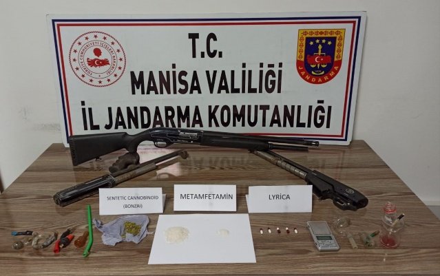 KONU: Uyuşturucu veya Uyarıcı Madde İmal ve Ticareti

Manisa İli Salihli İlçesi Taytan Mahallesinde (Merkez J.Krk.K.lığı sorumluluk alanı) 26.01.2022 günü saat 16:45 sıralarında M.G.(1993/E) isimli şahsın uyuşturucu madde ticareti yaptığı duyumu alıması üzerine ; Salihli Sulh Ceza Hakimliğinin 2022/407 Sayılı Arama Kararına istinaden şahsın ev ve eklentilerinde Salihli İlçe Jandarma Komutanlığı unsurları, Manisa İl J.K.lığı İsth.Şube Md.lüğü, KOM Şube Md.lüğü ve Narkotik Köpek Timi ile birlikte arama yapılmış, arama sonucunda (22)gram Metamfetamin, (2) gram Bonzai ,(5) adet Lyrica , (9)adet uyuşturucu kullanma aparatı  Bong , (1) adet hassas terazi, (3) adet ruhsatsız  av tüfeği  ve (2)adet çalıntı motosiklet ele geçirilmiştir. Çalıntı motosikletler sahiplerine teslim edilmiştir.Ayrıca M.G. isimli şüphelinin yapılan kimlik sorgusunda;
-Dikili 1. Asliye Ceza Mahkemesi tarafından “Göçmen Kaçakçılığı Yapma”
-Selçuk İlamat ve İnfaz Bürosu tarafından “Ruhsatsız Ateşli Silahlara Mermi Satın Alma”
-Selçuk İlamat ve İnfaz Bürosu tarafından “Ruhsatsız Ateşli Silahlara Mermi Satın Alma”
-İzmir Asliye Ceza Masası  “Basit Yaralama”suçundan olmak üzere toplam (4) suçtan  arandığı tespit edilmiştir.  C. Savcısından alınan talimat doğrultusunda tahkikata başlanılmıştır. M.G. isimli şahıs  göz altına alınarak 27.01.2022 günü Salihli C.Başsavcılığına sevk edilecektir.