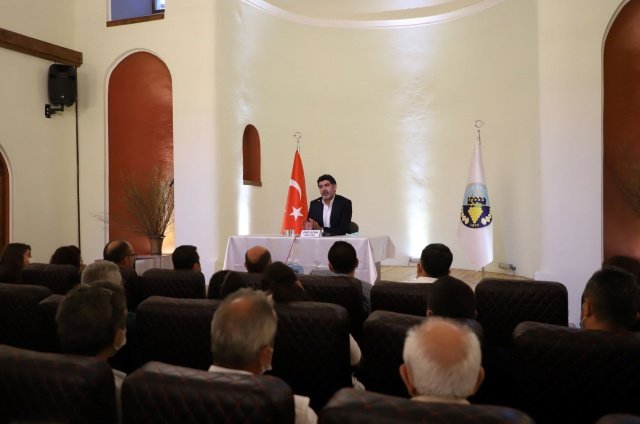 Bağ Bozumu ve Kurtuluş Şenliklerinin merakla beklenen etkinliklerinden biri olan Levent Gültekin söyleşisi Eski Belediye Binasında gerçekleşti. Gazeteci – yazar Levent Gültekin programda, ülke ve dünya gündemine dair görüş ve değerlendirmelerini salonu hınca hınç dolduran Turgutlulular ile paylaştı. Levent Gültekin söyleşide katılımcıların sorularını da yanıtladı. 
“Hayatımda aldığım en güzel hediye”
Turgutlu Belediye Başkanı Çetin Akın, program sonunda Ege Orman Vakfı işbirliğiyle 10 adet fidan bağışı ve Turgutluspor forması başta olmak üzere çok çeşitli hediyeleri Levent Gültekin’e takdim etti. Fidan bağışının hayatında aldığı en güzel hediye olduğunu ifade eden Levent Gültekin, hediyeler için Başkan Çetin Akın’a teşekkür etti. 
Sokak Tiyatrosu Avşar ve Derbent Mahallelerindeydi
Turgutlu Belediyesi, Bağ Bozumu ve Kurtuluş Şenlikleri boyunca merkez ve kırsal mahallelerde çocukları tiyatro ile buluşturmaya devam ediyor. “En Güçlü Kim?” Sokak Tiyatrosu oyuncuları Avşar ve Derbent Mahallelerinde çocuklara eğlence dolu anlar yaşattı. Başkan Çetin Akın, Başkan Yardımcıları Fırat Honaz, Evren Erbaş Ser, Personel A.Ş. Genel Müdürü Orhan Eratıcı ve muhtarlar da oyunları çocuklarla birlikte izledi. 
Turgutlu Belediye Başkanı Çetin Akın, “Cumhuriyetimizin ve demokrasimizin kazanımlarına sahip çıkmak, toplumda farkındalık yaratabilmek amacıyla ülkemizi karış karış gezen değerli gazeteci-yazar Levent Gültekin’i, Bağ Bozumu ve Kurtuluş Şenliklerimiz kapsamında Turgutlu’muzda ağırlamaktan ve hemşehrilerimizle buluşturmaktan büyük mutluluk duyduk. Keyifli bir söyleşiye imza atan Levent Gültekin’e ve programımıza ilgi gösterip katılan tüm hemşehrilerimize teşekkür ederim” dedi. 
Levent Gültekin söyleşisine Başkan Çetin Akın ile birlikte Eşi Sabriye Akın, Kızı Gülce Akın, CHP Manisa Milletvekili Bekir Başevirgen, CHP Turgutlu İlçe Başkanı Hüseyin Oğuz, Turgutlu Belediye Başkan Yardımcıları Fırat Honaz, Evren Erbaş Ser, Mustafa Biçer, Meclis Üyeleri Burhan Irk, Hasan Yaman, İlhami Dinçer, CHP Kadın Kolları Başkanı Yıldız Kutluel, Gençlik Kolları Başkanı Esin Küçükler, daire müdürleri ve çok sayıda izleyici katıldı.