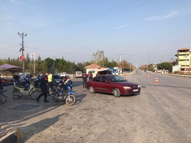 Soma ilçesinde 17 Kasım 2021 günü, İlçe Jandarma Komutanı  koordinesinde yapılan motosikletlere yönelik özel denetime; (4) Jandarma Motosikletli Trafik Timi, (3) Jandarma Motosikletli Asayiş Timi, (1) Jandarma Trafik Timi, (3) Jandarma Asayiş Timi olmak üzere toplam (11) Tim,  (44) personel  katılmıştır.