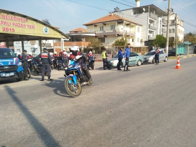 Denetim sonucunda;
(338) motosiklet ve motorlu bisiklet kontrol edilmiş, toplam (25) araç ve sürücüsüne cezai işlem uygulanmış,
(5) buluntu, (1) çalıntı üzere toplam (37) araç trafikten men edilmiş, (421) yol kullanıcısına "güvenli sürüş kuralları" konusunda bilgilendirme yapılmıştır.