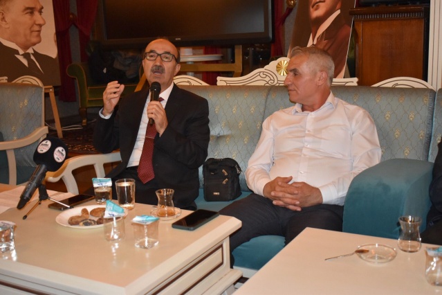 Yunusemre Belediyesi İrfan Meclisi'nde gerçekleşen  programına  konuşmacı olarak katılan Manisa Celal Bayar Üniversitesi (MCBÜ) İnsan ve Toplum Bilimleri Fakültesi Tarih Bölümü Başkanı Prof. Dr. Nurettin Gülmez Gördes'in Kahramanı Şehit Makbule Hanımı ve geçmişte  Gördes'de  yaşananlar anlattı. Katılımcılar  Prof. Dr. Nurettin Gülmez'in anlattıkları karşısında duygu dolu anlar yaşadılar.