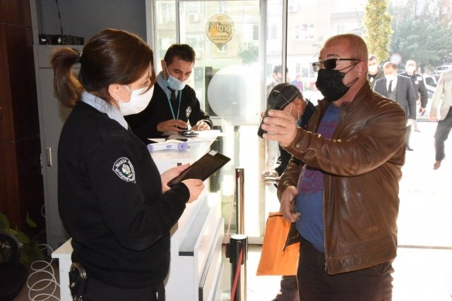 MASKİ Genel Müdürlüğüne giriş yapmak isteyen vatandaşlar, ateş ve maske kontrolü sonrası güvenlik görevlilerine bildirdikleri HES koduyla, HES kodu olmayan vatandaşlar da güvenlik görevlilerinin yardımıyla HES kodu alarak giriş yaptı. Genelge gereği HES kodu olmayan vatandaşlar kamu binalarına giriş yapamayacaklar. MASKİ Genel Müdürü Burak Aslay da başlatılan uygulamayı yerinde inceleyerek, salgının önlenmesi ve vatandaşların sağlığının korunması için tüm tedbirleri aldıklarını ifade etti.