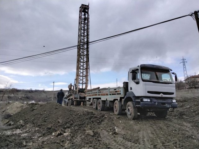 Manisa Su ve Kanalizasyon İdaresi (MASKİ) Genel Müdürlüğü, vatandaşların içme suyu sorunu yaşamaması için çalışmalarına aralıksız olarak devam ediyor. Bu kapsamda İçme Suyu Dairesi Başkanlığı, Demirci ilçe merkezinin içme suyu kapasitesini yükseltmek için çalışmalarını aralıksız bir şekilde sürdürüyor. Yürütülen çalışmalar ile birlikte 300 metre derinlikte açılan yeni sondajdan saniyede 6 litre verime sahip su elde edildi.