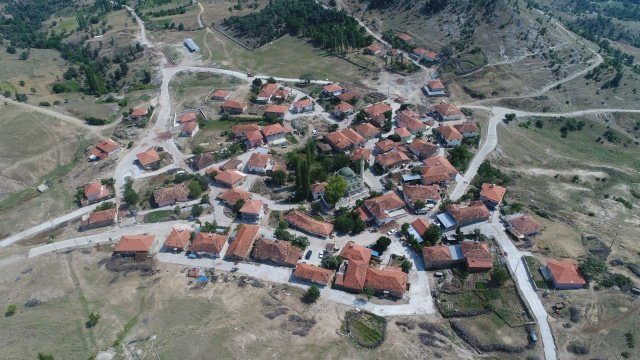 Kırsal mahalleler şehir merkezi gibi oldu
Manisa Büyükşehir Belediye Başkanı Cengiz Ergün, Manisalılara sağlıklı altyapılar tesis etmek için çalıştıklarını ifade ederek, “Çocuklarımız, hemşerilerimiz temiz su içsin, sağlıklı altyapıya kavuşsun dedik. 101 Mahalle Projesi kapsamında Alaağaç, İmrenler, Küpeler, Yarbasan, Yeşildere ve Çataloluk Mahallelerimize 48 kilometrelik içme suyu ve kanalizasyon hattı döşedik. 154 Mahalle Projesi kapsamında Ayvaalan, Azizbey, Ahmetler, Minnetler ve Çağıllar Mahallelerinde de alt ve üstyapı çalışmalarımızı tamamladık” dedi.