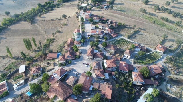 İlçe merkezinde yağmur suyu hattı döşendi
Yaşanan altyapı sıkıntılarına çözüm ürettiklerini belirten Başkan Ergün, Demirci ilçe merkezinde 2 milyon 122 bin liralık yatırımla Yağmur Mahallesinde 2 kilometrelik yağmur suyu hattı döşediklerini söyledi.