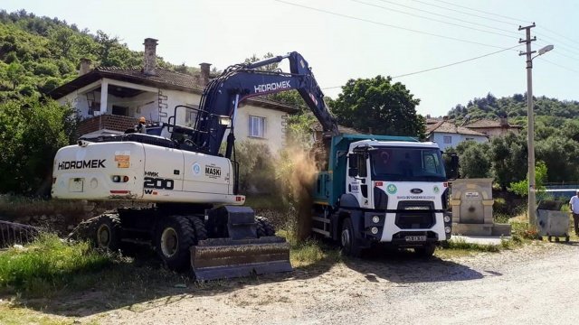 Manisa Su ve Kanalizasyon İdaresi (MASKİ) Genel Müdürlüğü, yaptığı yatırımlarla 17 ilçenin refahı için çalışmalarına devam ediyor. Bu kapsamda hizmetlerin hız kesmediği ilçelerden biri de Demirci oldu. Bu güne kadar 42 milyon TL yatırım yapılan Demirci’de altyapıdan üstyapıya, içme suyu depolarının tadilatından sondaj çalışmalarına, dere temizliklerinden ıslah çalışmalarına kadar birçok önemli projeye hayat verildi. İlçe merkezinde SUKAP Projesi kapsamında atıksu arıtma tesisi ve altyapı yapılacak.