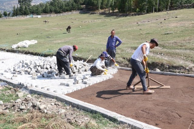 Dere yatakları MASKİ’yle güvenli hale geldi
Demirci’de dere yataklarındaki temizlik çalışmasına önem verdiklerinin altını çizen Başkan Ergün, hem can güvenliğini koruduklarını hem de tarım arazilerindeki ürünlere zarar gelmesinin önüne geçtiklerini söyledi. Ergün, “16 kilometre temizlik çalışması yaptık. Dere yataklarından 12 bin metreküp rüsubatı uzaklaştırdık. 15 mahallede 16 noktada kutu menfez ile koruge boru montajları yaptık. Bu çalışmalarımızla yol geçişlerini güvenli hale getirdik. İhtiyaç duyulan yerlerde çalışmalarımıza devam edeceğiz” ifadelerini kullandı.