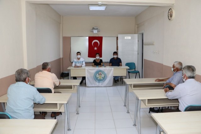 Manisa Su ve Kanalizasyon İdaresi (MASKİ) Genel Müdürlüğü, 17 ilçedeki mahalle muhtarları ile koordinasyonu sıkı tutarak, vatandaşların sorunlarına çözüm bulmaya devam ediyor. Bu kapsamda MASKİ İlçe Hizmetleri Dairesi Başkanı Serpil Çakır, Gölmarmara Muhtarlık İşleri Şube Müdürü Kaan Tunçelli ve MASKİ İlçe Şefi Lütfü Ersöz eşliğinde Çömlekçi, Hıroğlu, Yunuslar ve Çamköy Mahalle Muhtarları ile bir araya geldi. Yapılan ziyarette İlçe Hizmetleri Daire Başkanı Serpil Çakır, Manisa Büyükşehir Belediye Başkanı Cengiz Ergün’ün selamlarını ileterek, tek tek istek ve talepleri dinledi, sorun yaşanan konuları ilgili daire başkanlığına bildirmek üzere gerekli notları aldı.