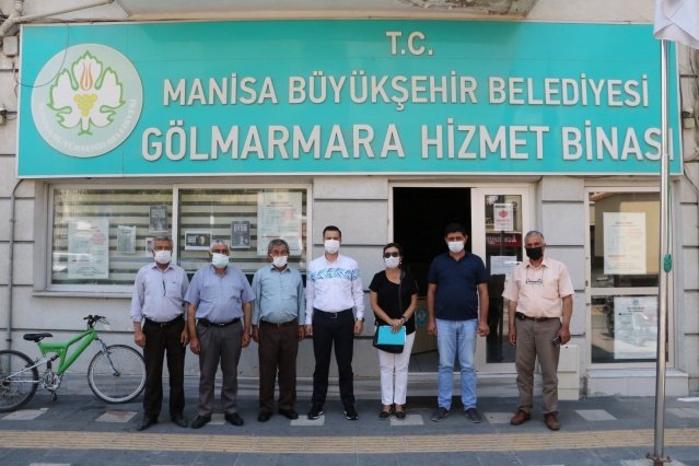 Muhtarlarımızla koordinasyonu sıkı tutuyoruz
MASKİ Genel Müdürlüğünün il genelindeki çalışmalarının sorunsuz gitmesi açısından muhtarlarla olan koordinasyonun önemli olduğunu belirten Daire Başkanı Çakır, “Manisa Büyükşehir Belediye Başkanımız Sayın Cengiz Ergün’ün talimatları ile ilçe ziyaretlerimizde mahalle muhtarlarımızla buluşarak, varsa sorunları yerinde tespit ediyor, görüşlerini alıyoruz. 17 ilçede vatandaşlarımız ile aramızdaki en önemli köprü konumunda olan muhtarlarımızı dinleyerek, eksiksiz ve noksansız hizmet götürmek için çalışıyoruz” dedi.