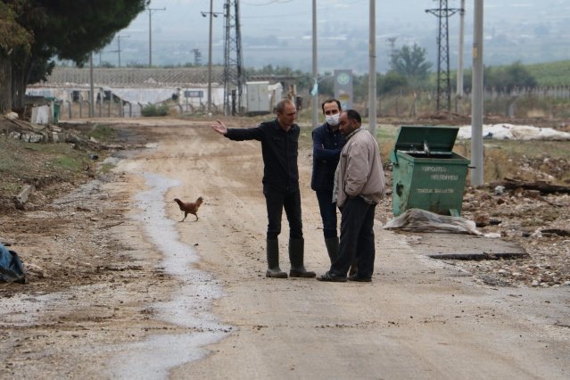 MASKİ Genel Müdürlüğü Çevre Koruma ve Kontrol Daire Başkanı Cem Çöllü, Pazar günü il genelinde etkili olan sağanak yağışlardan etkilenen ve dere yataklarında taşkın meydana gelen Turgutlu’nun Çampınar ve Musacalı mahallelerinde incelemelerde bulundu.