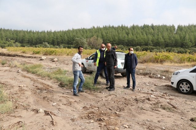 Gerekli çalışmalar yapılıyor
Çevre Koruma ve Kontrol Daire Başkanı Cem Çöllü, Çampınar ve Musacalı mahallelerine giderek, incelemede bulundu. Yaşanan afet sonrasında bazı noktalarda su taşkını yaşandığını belirten Daire Başkanı Cem Çöllü, “Hafta sonu il genelinde etkili olan sağanak ve dolu yağışı sonrasında Çampınar ve Musacalı mahallelerimizde dere yataklarında taşkın meydana geldi. Ekiplerimiz tarafından anında müdahalede bulunuldu. Yerinde inceleme yaparak, vatandaşlarımıza geçmiş olsun dileklerimizi ilettik. Çevre Koruma ve Kontrol Dairesi Başkanlığı olarak Musacalı mahallemizdeki dere yataklarında gerekli iyileştirme ve temizlik çalışması hızlı bir şekilde yapılacak. Çampınar mahallemizde ise maalesef dere yatağı üzerinde zeytinlikler, hayvan ahırları ve yaşam alanları var. Dere yataklarında bu şekilde alanların açılması, derelerin kapatılması ya da çöplerin dökülmesi su taşkınlarının ilk sebebidir. Vatandaşlarımızın bu konulara özellikle dikkat etmesi gerekiyor” dedi.