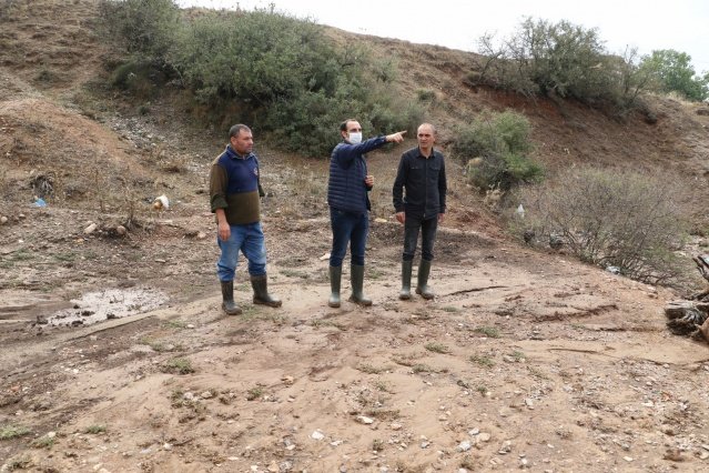 Mahalle halkı, “Son yılların en fazla yağışı meydana geldi”
Mahalle sakinleri de mahallelerine son yılların en fazla yağışının düştüğünü belirterek, dere yataklarında meydana gelen taşkın sonrasında MASKİ ekiplerinin müdahalesini takdirle karşıladıklarını ifade ettiler.