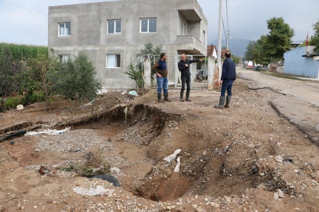 Manisa Su ve Kanalizasyon İdaresi (MASKİ) Genel Müdürlüğü, Pazar günü öğlen saatlerinden itibaren etkili olan şiddetli yağışlar sonrasında il genelinde teyakkuza geçti. Aşırı yağışlardan etkilenen Turgutlu ilçesine bağlı Çampınar ve Musacalı mahallelerinde meydana gelen taşkınlar sonrasında Manisa Büyükşehir Belediyesi ve MASKİ ekipleri hemen müdahalede bulunarak vatandaşların yanında oldu.
