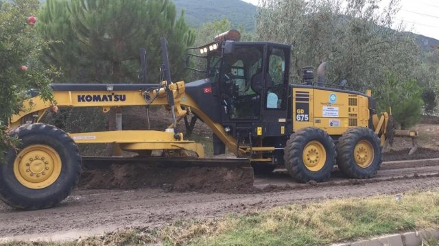 Ekipler mahallede
Manisa Büyükşehir Belediyesi Saruhanlı Muhtarlık Hizmetleri Sorumlusu Göksel Topçu ve MASKİ İlçe Şefi Kerim Oruç Ali Orhan da mahallede incelemelerde bulundu. Selden zarar gören vatandaşları yalnız bırakmayan ve sorunlarını dinleyen Saruhanlı Muhtarlık Hizmetleri Sorumlusu Göksel Topçu, ekiplerin herhangi bir sorun yaşanmaması adına görev başında olduklarını belirtti.