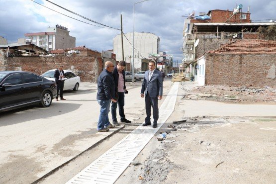 MASKİ Genel Müdür Yardımcısı Burak Aslay, Salihli ilçe merkezini yılların taşkın sıkıntısından kurtaracak olan 29 kilometrelik yağmursuyu hattı çalışmasını inceledi.
Manisa Su ve Kanalizasyon İdaresi (MASKİ) Genel Müdürlüğü, il genelinde yağmursuyu hatlarında yürüttüğü çalışmalar ile yılların sorunlarını ortadan kaldırıyor. Yatırım ve İnşaat Dairesi Başkanlığı bünyesinde hayata geçirilen çalışmalar kapsamında Salihli ilçe merkezine 25 milyon TL yatırım ile 29 kilometre uzunluğunda yağmursuyu hattı döşemesi devam ediyor. Atatürk ve Gaziler mahalleleri ile Fevzipaşa Caddesi’nde devam eden menfez imalatı ve açık kanal imalatlarını MASKİ Genel Müdür Yardımcısı Burak Aslay inceledi. Aslay’a, Yatırım ve İnşaat Dairesi Başkanlığı Şube Müdürü Uğur Topkaya eşlik etti.
“Yağmursuyu sorununu ortadan kaldırıyoruz”
Yağışlı havalarda Salihli ilçe merkezinde yağmursuyu birikintisi ve olası su baskını riskini ortadan kaldırmak için döşenen yağmursuyu hat çalışmalarını yerinde inceleyen MASKİ Genel Müdür Yardımcısı Burak Aslay, “İdare olarak il genelinde yaşayan vatandaşlarımızın yağışlı havalarda vatandaşlarımızın olumsuz etkilenmemesi için çalışmalarımıza devam ediyoruz. Manisa Büyükşehir Belediye Başkanımız Sayın Cengiz Ergün’ün talimatları ve destekleri sayesinde Salihli ilçemizin merkezinde 25 milyon TL yatırım bedeli ile başlattığımız yağmursuyu hattı döşeme çalışmalarını inceledik. Çalışmalar sorunsuz bir şekilde devam ediyor. Diğer altyapı kuruluşlarının deplase çalışmasını beklediğimiz Fevzipaşa Caddesi’nde menfez çalışmalarımıza başladık. Bu çalışma ile yağmursuyu ana hatlarımızın tamamını bitirmiş olacağız. Bu çalışmalara paralel olarak açık kanal imalatlarına başladık. Daha önce yağışlı havalarda Gaziler Mahallemizde yaşanan olumsuzluğu döşediğimiz hat sayesinde ortadan kalktığını ve ne kadar yerinde bir çalışma olduğunu gördük” dedi.