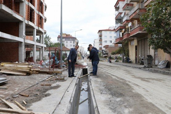 MASKİ Genel Müdür Yardımcısı Burak Aslay, Salihli ilçe merkezini yılların taşkın sıkıntısından kurtaracak olan 29 kilometrelik yağmursuyu hattı çalışmasını inceledi.
Manisa Su ve Kanalizasyon İdaresi (MASKİ) Genel Müdürlüğü, il genelinde yağmursuyu hatlarında yürüttüğü çalışmalar ile yılların sorunlarını ortadan kaldırıyor. Yatırım ve İnşaat Dairesi Başkanlığı bünyesinde hayata geçirilen çalışmalar kapsamında Salihli ilçe merkezine 25 milyon TL yatırım ile 29 kilometre uzunluğunda yağmursuyu hattı döşemesi devam ediyor. Atatürk ve Gaziler mahalleleri ile Fevzipaşa Caddesi’nde devam eden menfez imalatı ve açık kanal imalatlarını MASKİ Genel Müdür Yardımcısı Burak Aslay inceledi. Aslay’a, Yatırım ve İnşaat Dairesi Başkanlığı Şube Müdürü Uğur Topkaya eşlik etti.
“Yağmursuyu sorununu ortadan kaldırıyoruz”
Yağışlı havalarda Salihli ilçe merkezinde yağmursuyu birikintisi ve olası su baskını riskini ortadan kaldırmak için döşenen yağmursuyu hat çalışmalarını yerinde inceleyen MASKİ Genel Müdür Yardımcısı Burak Aslay, “İdare olarak il genelinde yaşayan vatandaşlarımızın yağışlı havalarda vatandaşlarımızın olumsuz etkilenmemesi için çalışmalarımıza devam ediyoruz. Manisa Büyükşehir Belediye Başkanımız Sayın Cengiz Ergün’ün talimatları ve destekleri sayesinde Salihli ilçemizin merkezinde 25 milyon TL yatırım bedeli ile başlattığımız yağmursuyu hattı döşeme çalışmalarını inceledik. Çalışmalar sorunsuz bir şekilde devam ediyor. Diğer altyapı kuruluşlarının deplase çalışmasını beklediğimiz Fevzipaşa Caddesi’nde menfez çalışmalarımıza başladık. Bu çalışma ile yağmursuyu ana hatlarımızın tamamını bitirmiş olacağız. Bu çalışmalara paralel olarak açık kanal imalatlarına başladık. Daha önce yağışlı havalarda Gaziler Mahallemizde yaşanan olumsuzluğu döşediğimiz hat sayesinde ortadan kalktığını ve ne kadar yerinde bir çalışma olduğunu gördük” dedi.
