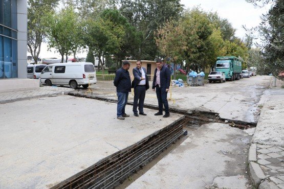 MASKİ Genel Müdür Yardımcısı Burak Aslay, Salihli ilçe merkezini yılların taşkın sıkıntısından kurtaracak olan 29 kilometrelik yağmursuyu hattı çalışmasını inceledi.
Manisa Su ve Kanalizasyon İdaresi (MASKİ) Genel Müdürlüğü, il genelinde yağmursuyu hatlarında yürüttüğü çalışmalar ile yılların sorunlarını ortadan kaldırıyor. Yatırım ve İnşaat Dairesi Başkanlığı bünyesinde hayata geçirilen çalışmalar kapsamında Salihli ilçe merkezine 25 milyon TL yatırım ile 29 kilometre uzunluğunda yağmursuyu hattı döşemesi devam ediyor. Atatürk ve Gaziler mahalleleri ile Fevzipaşa Caddesi’nde devam eden menfez imalatı ve açık kanal imalatlarını MASKİ Genel Müdür Yardımcısı Burak Aslay inceledi. Aslay’a, Yatırım ve İnşaat Dairesi Başkanlığı Şube Müdürü Uğur Topkaya eşlik etti.
“Yağmursuyu sorununu ortadan kaldırıyoruz”
Yağışlı havalarda Salihli ilçe merkezinde yağmursuyu birikintisi ve olası su baskını riskini ortadan kaldırmak için döşenen yağmursuyu hat çalışmalarını yerinde inceleyen MASKİ Genel Müdür Yardımcısı Burak Aslay, “İdare olarak il genelinde yaşayan vatandaşlarımızın yağışlı havalarda vatandaşlarımızın olumsuz etkilenmemesi için çalışmalarımıza devam ediyoruz. Manisa Büyükşehir Belediye Başkanımız Sayın Cengiz Ergün’ün talimatları ve destekleri sayesinde Salihli ilçemizin merkezinde 25 milyon TL yatırım bedeli ile başlattığımız yağmursuyu hattı döşeme çalışmalarını inceledik. Çalışmalar sorunsuz bir şekilde devam ediyor. Diğer altyapı kuruluşlarının deplase çalışmasını beklediğimiz Fevzipaşa Caddesi’nde menfez çalışmalarımıza başladık. Bu çalışma ile yağmursuyu ana hatlarımızın tamamını bitirmiş olacağız. Bu çalışmalara paralel olarak açık kanal imalatlarına başladık. Daha önce yağışlı havalarda Gaziler Mahallemizde yaşanan olumsuzluğu döşediğimiz hat sayesinde ortadan kalktığını ve ne kadar yerinde bir çalışma olduğunu gördük” dedi.