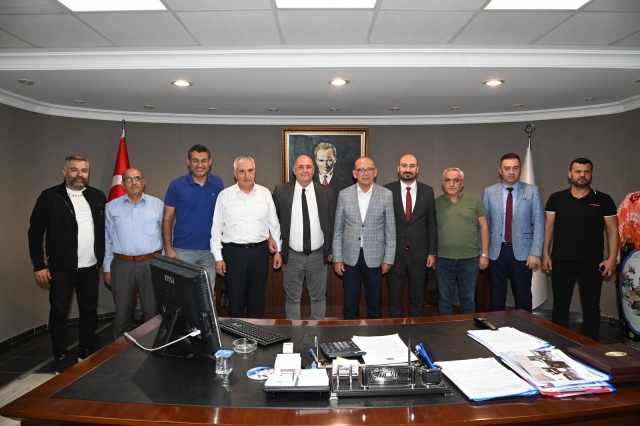 Talat Postacı, “Yanınızdayız, mağduriyetlere izin vermeyeceğiz”
MASKİ Genel Müdürü Talat Postacı ise, yaşanan sorunların temelinde yeraltı sularının çekilmesinden kaynaklı su yetersizliği yaşandığını vurguladı. Selvilitepe’deki içme suyu sıkıntısının bir daha yaşanmaması için kalıcı çözümler üreteceklerini belirtti.