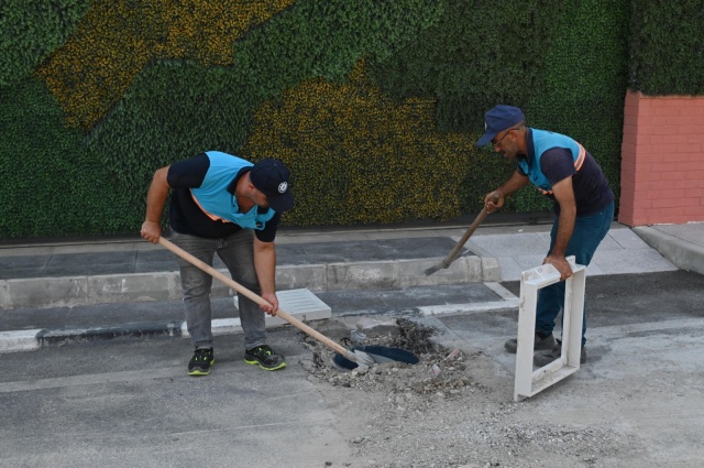 MASKİ tarafından yapılan açıklamada, “Yurttaşlarımızı yağışlı havalarda taşkın riskine karşı korumak için Yunusemre ilçemize bağlı Güzelyurt mahallesi Dr. İbrahim Erdemir Caddesi’nde 5801 ile 5770 Sokak ve çevresinde yüzey sularının yaşam alanlarından sağlıklı bir şekilde uzaklaştırılması için çalışmaktayız” denildi.