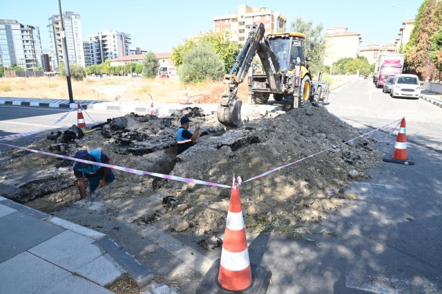 Kurumdan yapılan açıklamada, “Yunusemre ilçemize bağlı Güzelyurt Mahallesi Dr. İbrahim Erdemir Caddesi’nde 5801 ile 5770 Sokak ve çevresinde yüzey sularının yaşam alanlarından sağlıklı bir şekilde uzaklaştırılması için çalışmaktayız.