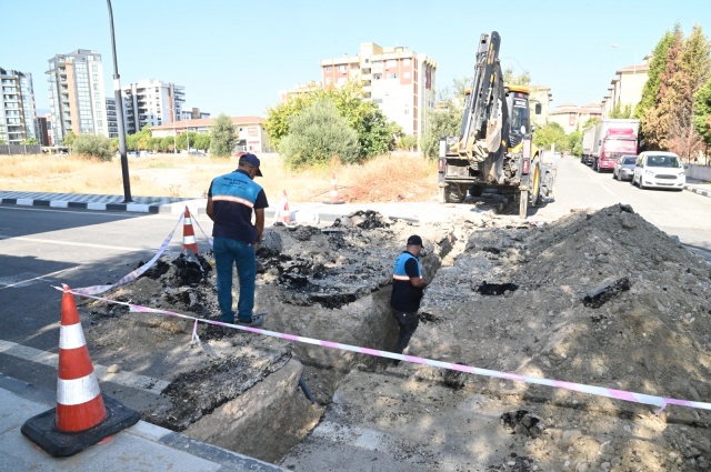 Yağışlı havalar öncesinde bölgede ikamet eden yurttaşlarımızın herhangi bir mağduriyet yaşamaması için yağmur suyu ızgaraları ve bağlantı hattı imalatları gerçekleştirmekteyiz. Çalışmamız herhangi bir taşkın riskine karşı önleme yöneliktir. İdare olarak hemşehrilerimizin yağışlı havalarda mağduriyet yaşamaması için çalışmalarımızı sürdüreceğiz” denildi.